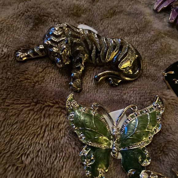 Wonderful lot of designer vintage pins  great assortment of high quality pins - Picture 5 of 8